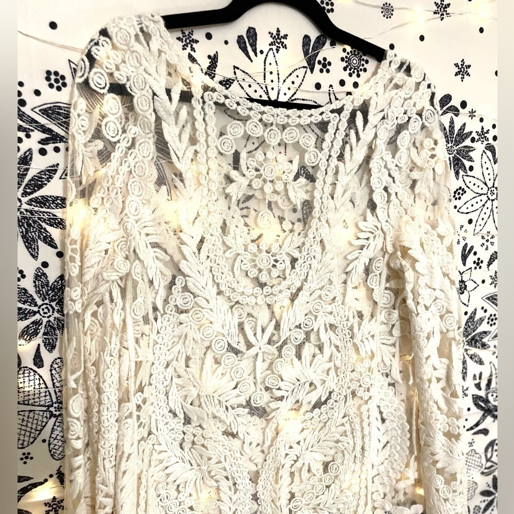 Beautiful lace semi sheer long sleeve blouse, floral embroidery, size M - Picture 8 of 8
